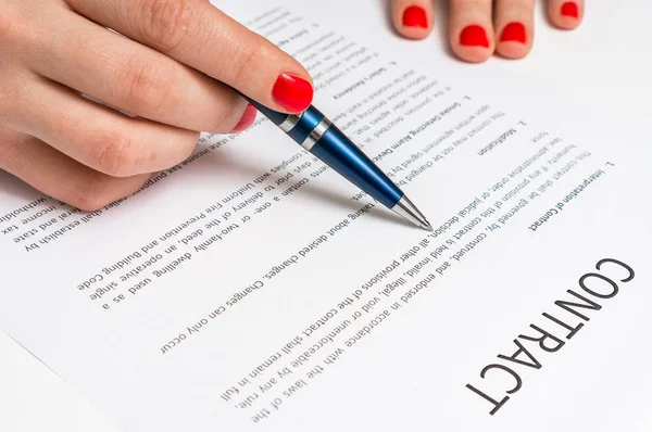 Üzletasszony office dokumentum szerződés aláírása — Stock Fotó
