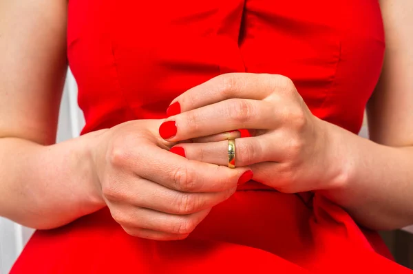 La mujer se quita su anillo de bodas - concepto de divorcio —  Fotos de Stock