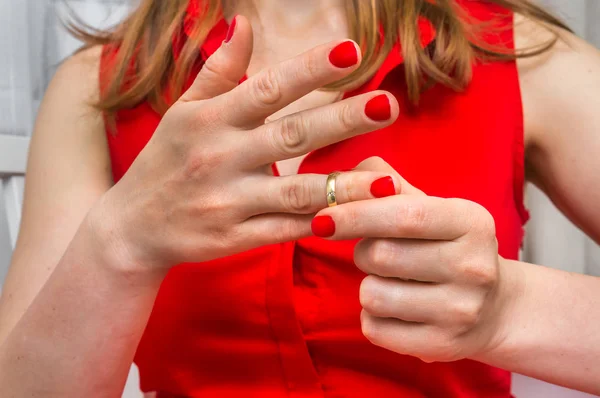 La mujer se quita su anillo de bodas - concepto de divorcio —  Fotos de Stock