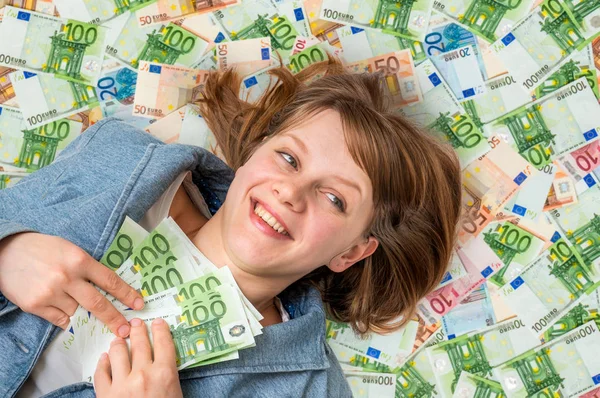 Jeune belle femme allongée sur fond d'argent — Photo