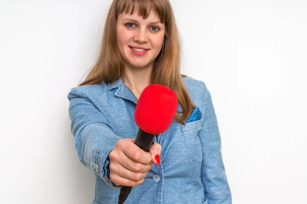 Reporterin mit rotem Mikrofon gibt Interview — Stockfoto
