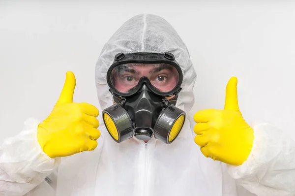 Mannen i overaller med gasmask visar positiv gest — Stockfoto
