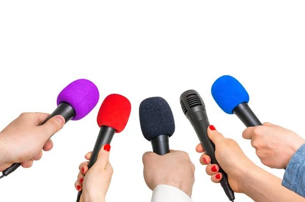 Руки репортеров с большим количеством микрофонов — стоковое фото