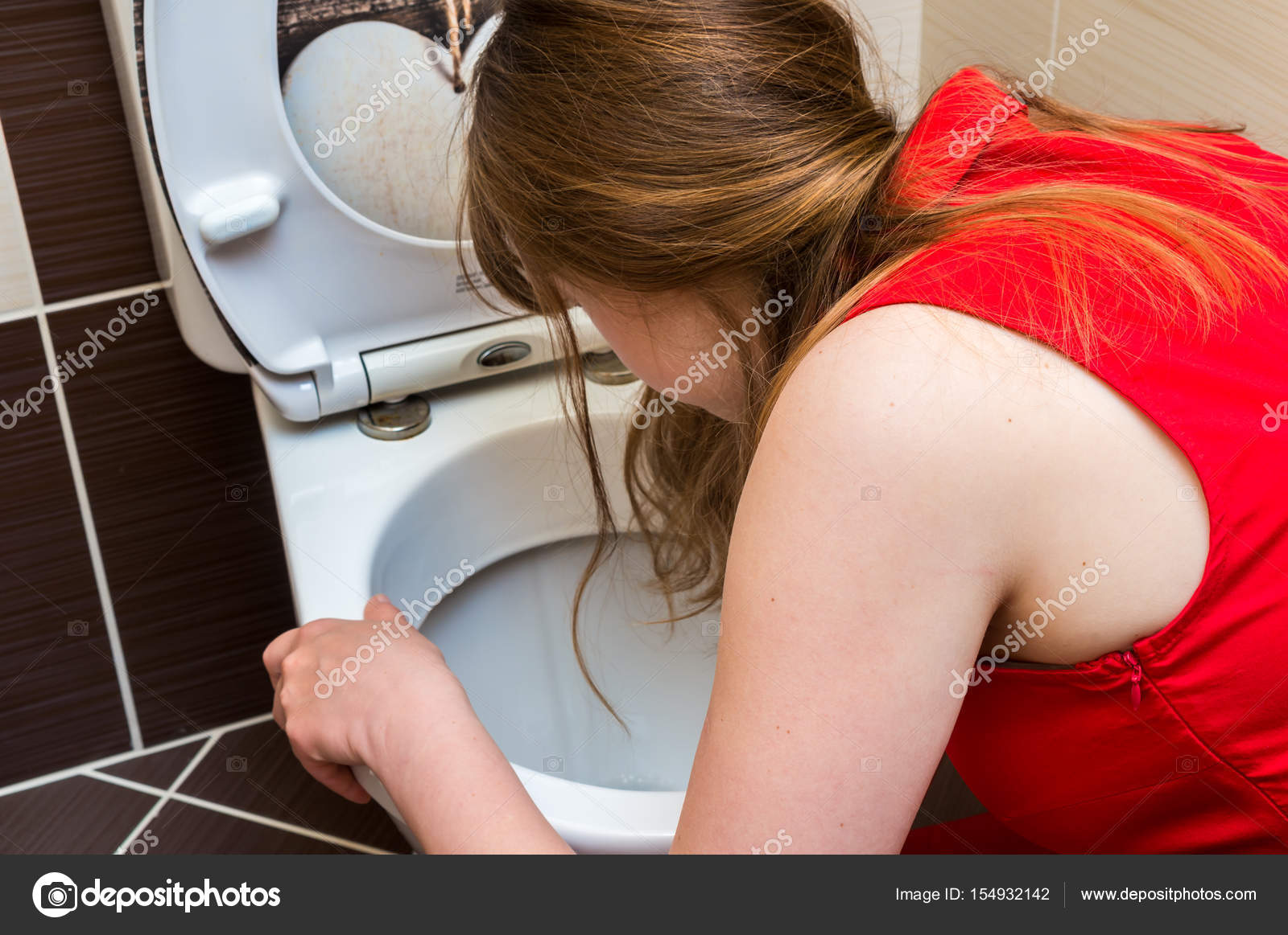 Рвота после моря. Признаки водного отравления. Рвота после моря. Первые симптомы водной интоксикации. Водянистая диарея фото.