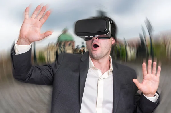 Pengusaha menggunakan kacamata virtual reality headset — Stok Foto