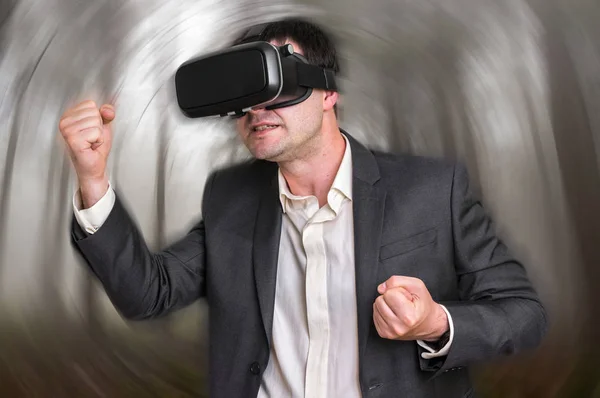 Uomo d'affari che indossa occhiali di realtà virtuale — Foto Stock