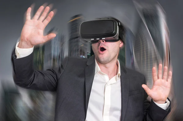 Podnikatel, nosí brýle virtuální reality — Stock fotografie