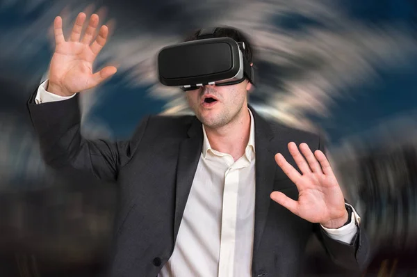 Uomo con occhiali di realtà virtuale sta giocando giochi 3D — Foto Stock