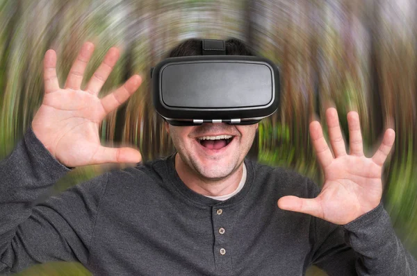 Uomo utilizzando occhiali auricolari realtà virtuale — Foto Stock