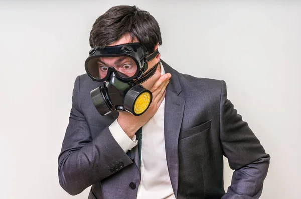 Affärsman med gasmask kan inte andas dålig luft — Stockfoto