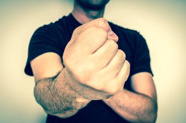 Genç boksör gösteren yumruk yumruk - retro tarzı