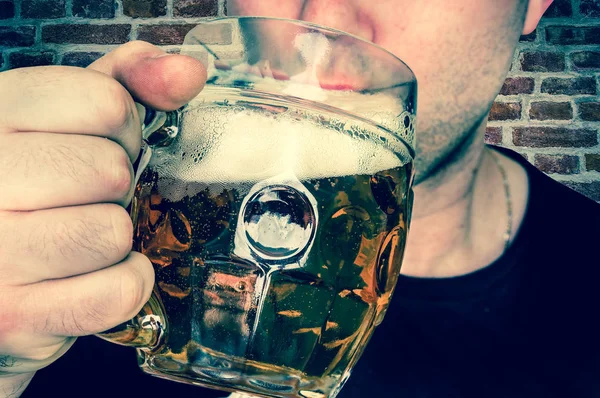 Mann trinkt Bier in Kneipe - Retro-Stil — Stockfoto
