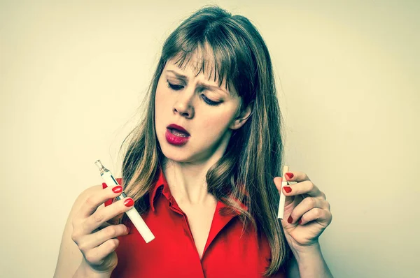 Tütün sigara ve elektronik sigara kadın ile — Stok fotoğraf