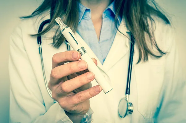 Arzt bietet eine elektronische Zigarette oder Vaporizer - Retro-Stil — Stockfoto