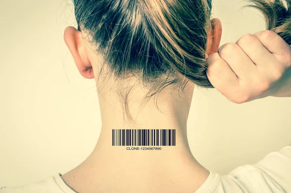 Γυναίκα με barcode για το λαιμό - γενετική κλώνος έννοια — Φωτογραφία Αρχείου