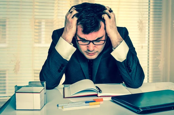 Moe zakenman met laptop in de office - retro stijl — Stockfoto