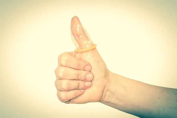 Preservativo no polegar feminino - estilo retro — Fotografia de Stock