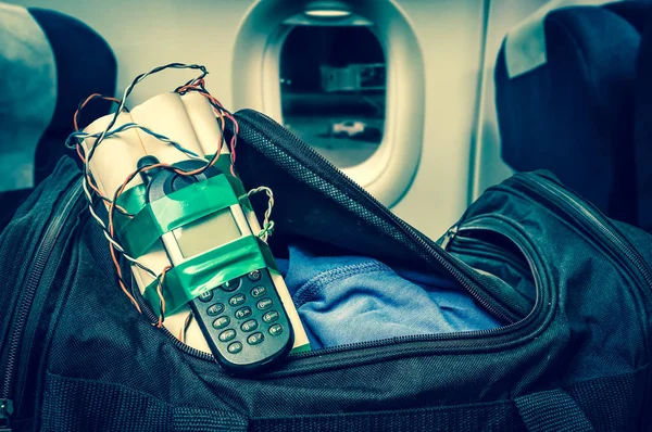 Динамическая бомба с телефоном в террористической сумке внутри самолета — стоковое фото