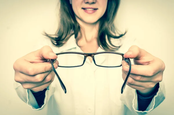 Médico oculista feminino dando óculos para paciente - estilo retro — Fotografia de Stock