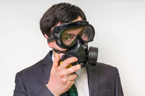 Homme d'affaires avec masque à gaz isolé sur blanc — Photo