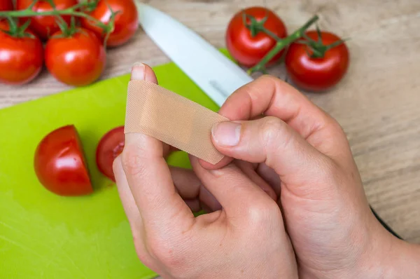 Kadının parmağına - yaralanma mutfakta sıva uygulamak