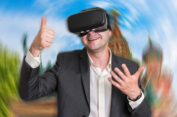 Geschäftsmann mit Virtual-Reality-Brille — Stockfoto