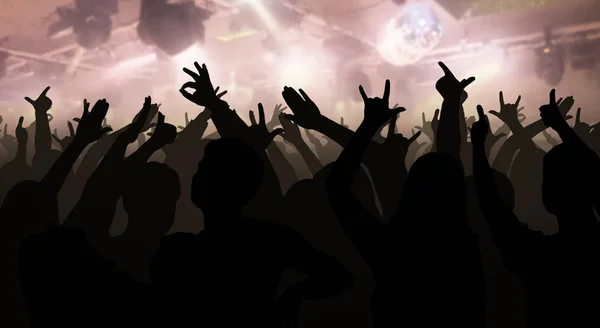 Silhouetten van concert menigte met handen ter sprake gebracht tijdens een disco muziek — Stockfoto