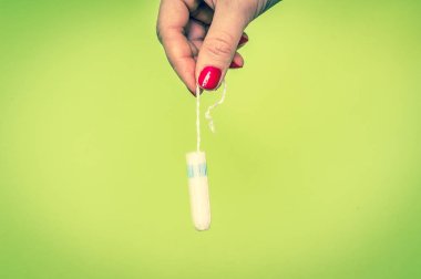 Adet tampon el - tutan kadın retro tarzı