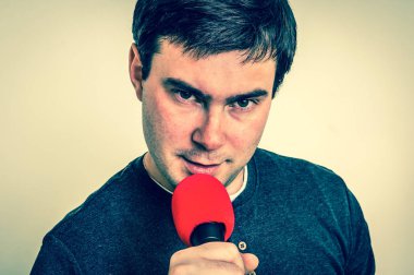 Kırmızı mikrofon - retro tarzı ile zarif adam