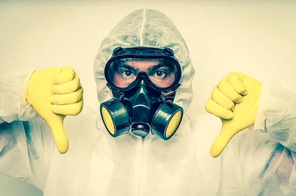 Mannen i overaller med gasmask visar negativ gest — Stockfoto