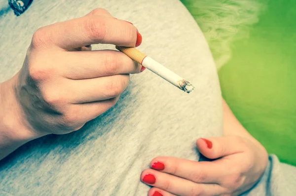 Mujer embarazada fumando cigarrillo en casa - estilo retro — Foto de Stock