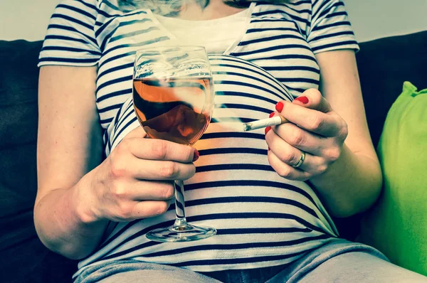 若い妊婦ワインとタバコ — ストック写真