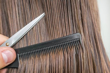 Düz ıslak saç tarak ve makas - saç bakım kavramı ile