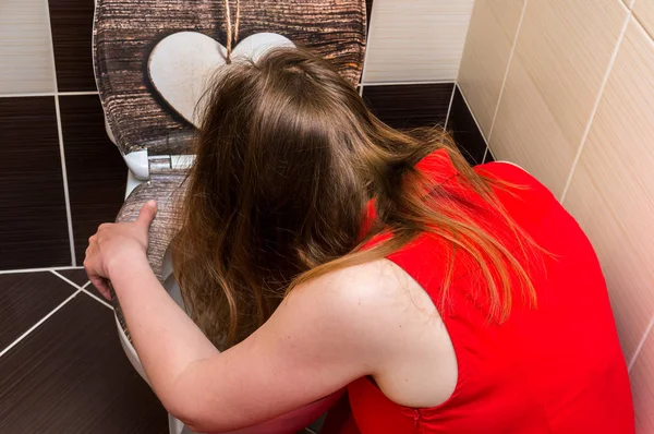 Mujer vomitando en el baño —  Fotos de Stock