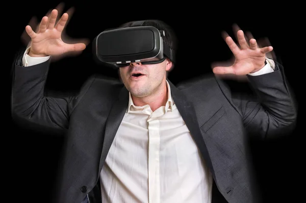 Uomo d'affari che indossa occhiali di realtà virtuale — Foto Stock