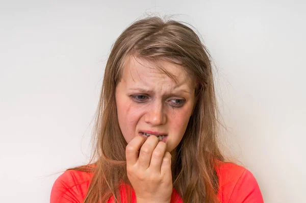 Retrato de una mujer llorando con la piel magullada y los ojos negros — Foto de Stock