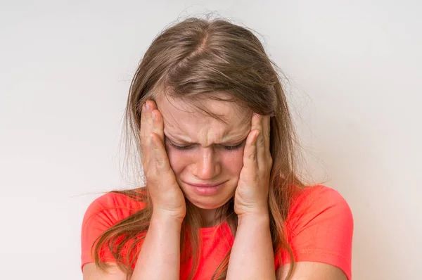 Retrato de una mujer llorando con la piel magullada y los ojos negros — Foto de Stock