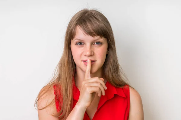 Attraktive Frau zeigt einen Finger und macht Schweigegegeste — Stockfoto