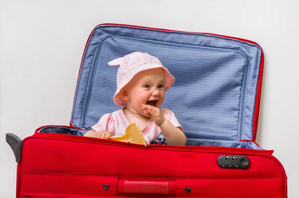 Gelukkig klein kind binnen koffer — Stockfoto