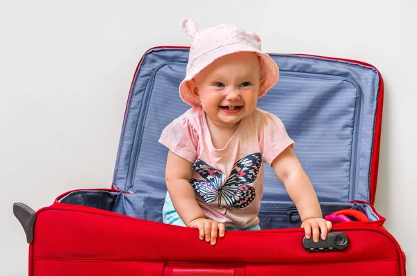 Gelukkig klein kind binnen koffer — Stockfoto