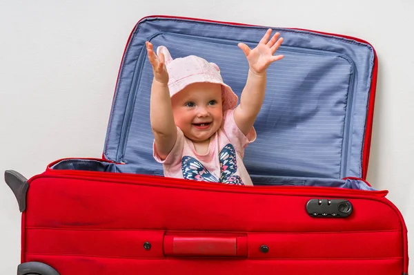 Gelukkig klein kind binnen koffer — Stockfoto