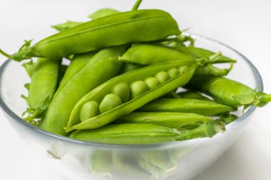 Taze taze bezelyeler kasede