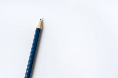 Bir kalem mavi üzerine beyaz izole