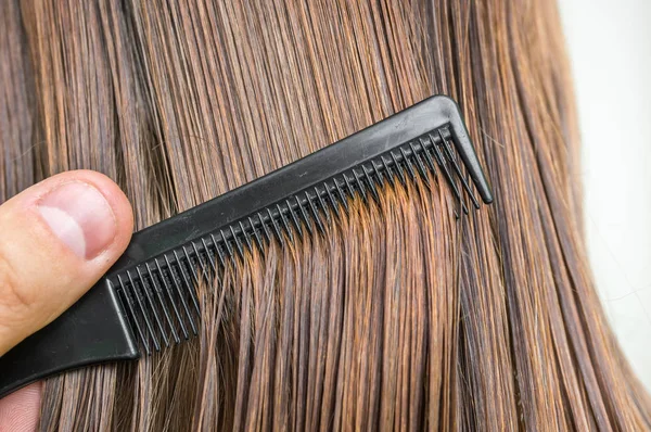 Tarak - saç bakım kavramı ile karanlık ıslak saç yakın çekim