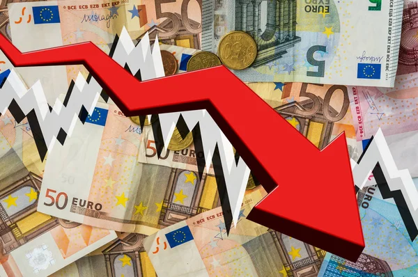 Seta de queda com fundo de dinheiro do euro — Fotografia de Stock