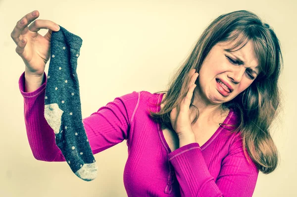 Kadın kocasının - retro tarzı kokmuş çorap ile