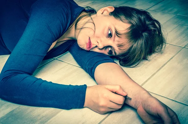 Frau schneidet sich Adern an der Hand, will Selbstmord mit Rasiermesser begehen — Stockfoto