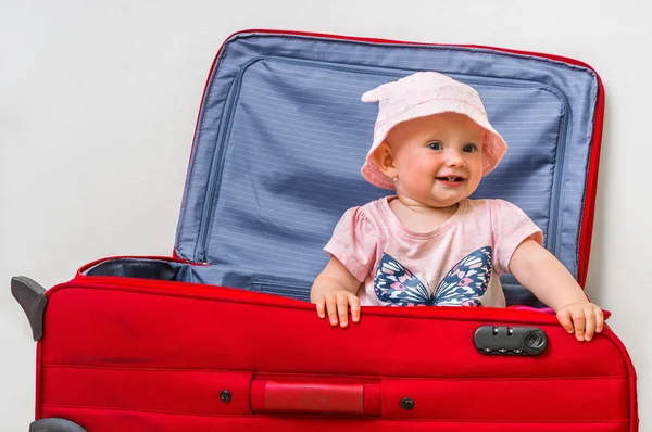 Grappige babymeisje in koffer — Stockfoto