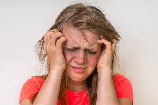 Retrato de una mujer llorando con la piel magullada y los ojos negros — Foto de Stock