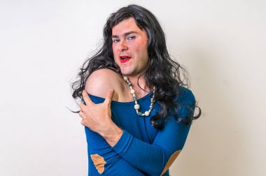 Sakallı adam seksi omuz gösterilen makyaj ile